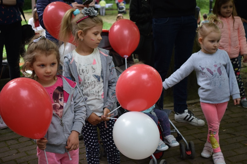 W biało-czerwonych barwach: Zabawy w Dniu Flagi
