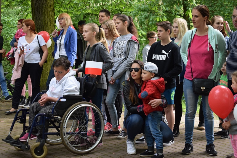 W biało-czerwonych barwach: Zabawy w Dniu Flagi