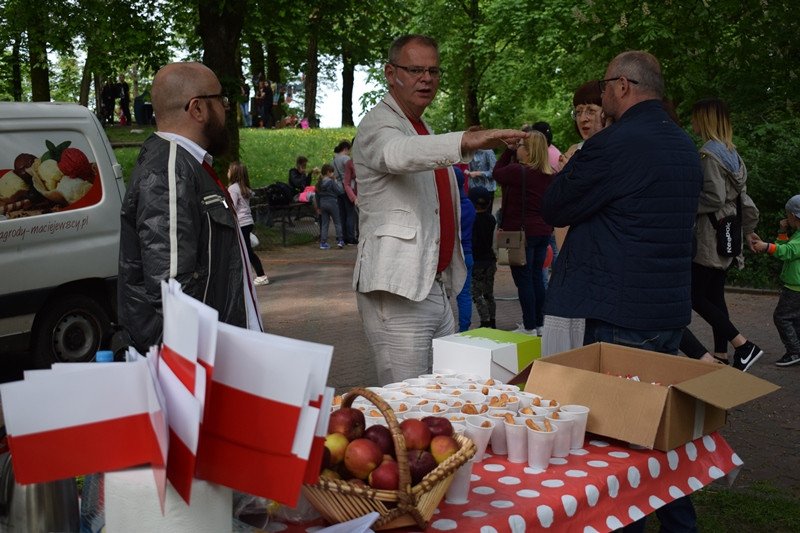 W biało-czerwonych barwach: Zabawy w Dniu Flagi