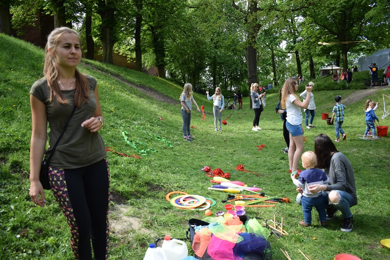 W biało-czerwonych barwach: Zabawy w Dniu Flagi