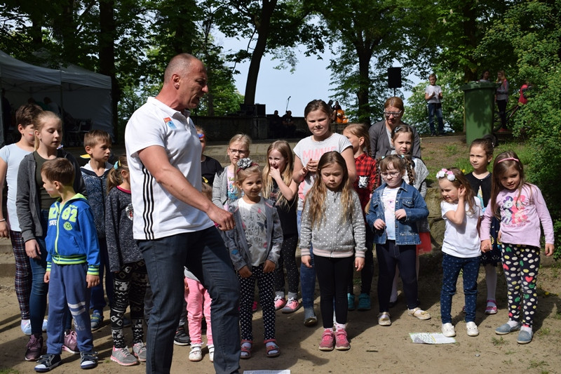 W biało-czerwonych barwach: Zabawy w Dniu Flagi