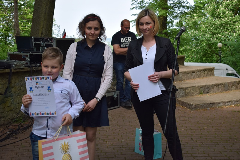 W biało-czerwonych barwach: Zabawy w Dniu Flagi