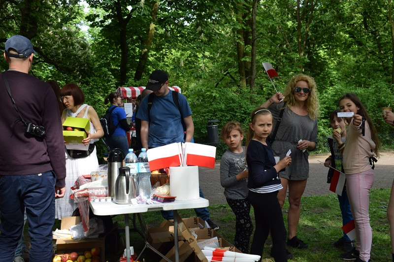 W biało-czerwonych barwach: Zabawy w Dniu Flagi