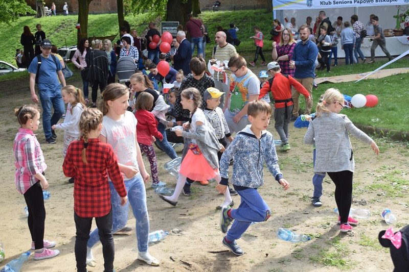 W biało-czerwonych barwach: Zabawy w Dniu Flagi