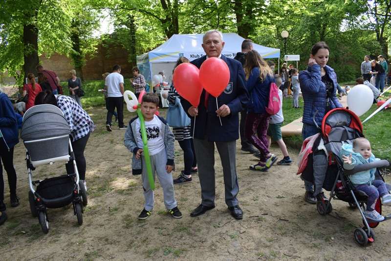 W biało-czerwonych barwach: Zabawy w Dniu Flagi