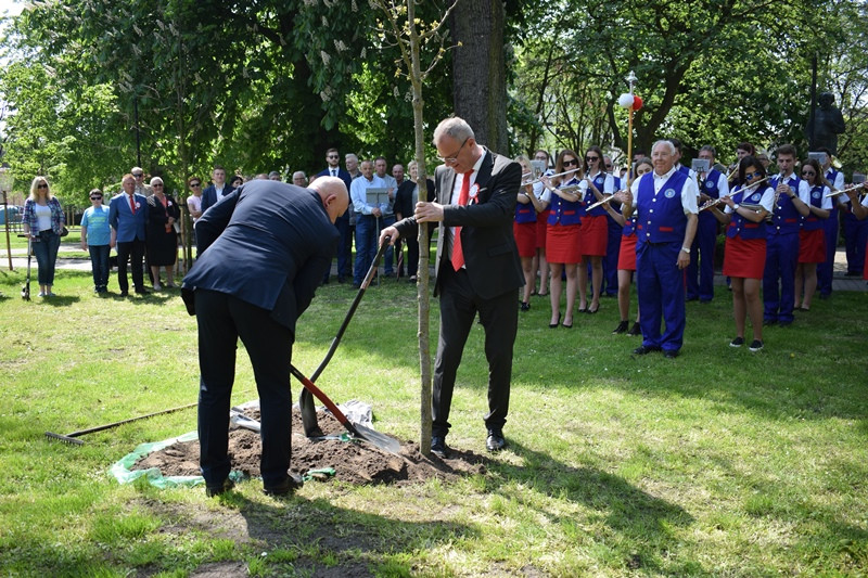 Symboliczne posadzenie DĘBU NIEPODLEGŁOŚCI dla upamiętnienia 100-lecia odzyskania niepodległości