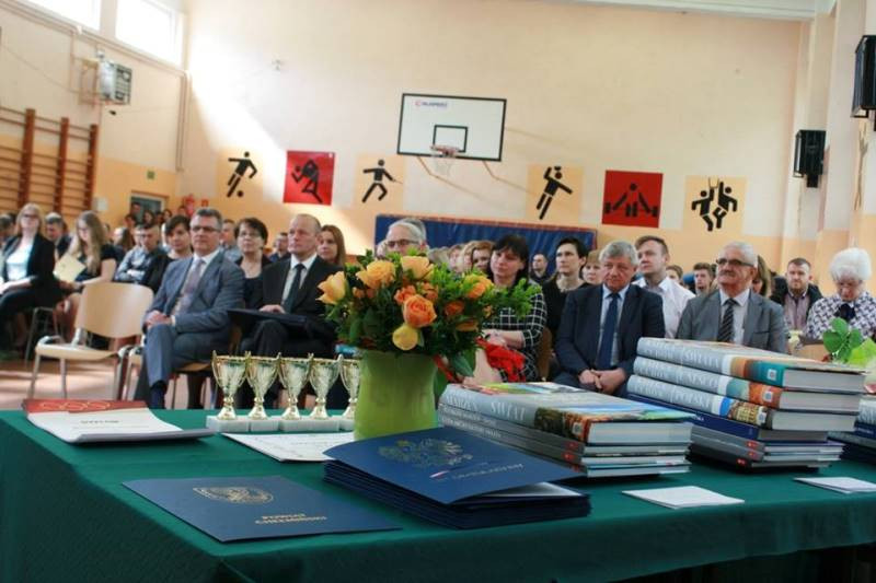 Ruszaj jak ptak w szczęśliwą drogę swego życia - pożegnanie maturzyści