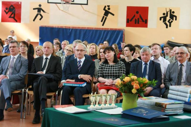 Ruszaj jak ptak w szczęśliwą drogę swego życia - pożegnanie maturzyści