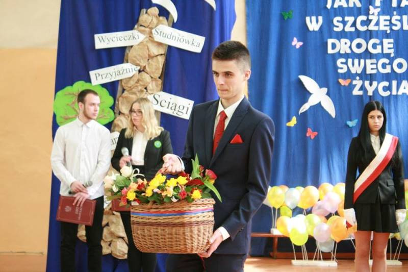 Ruszaj jak ptak w szczęśliwą drogę swego życia - pożegnanie maturzyści