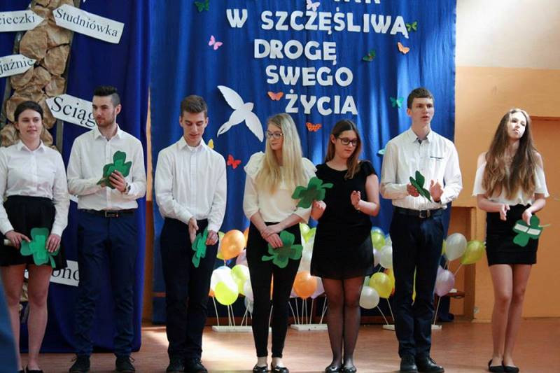 Ruszaj jak ptak w szczęśliwą drogę swego życia - pożegnanie maturzyści