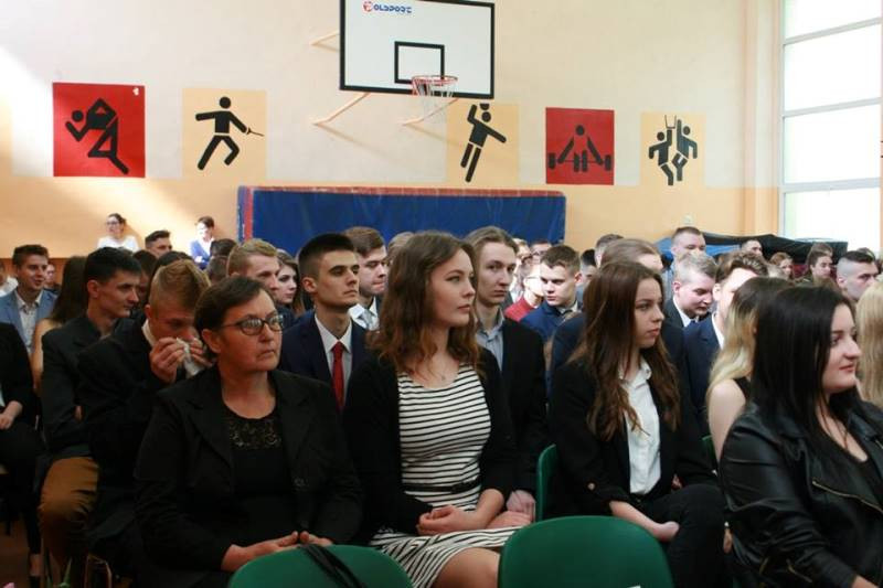 Ruszaj jak ptak w szczęśliwą drogę swego życia - pożegnanie maturzyści