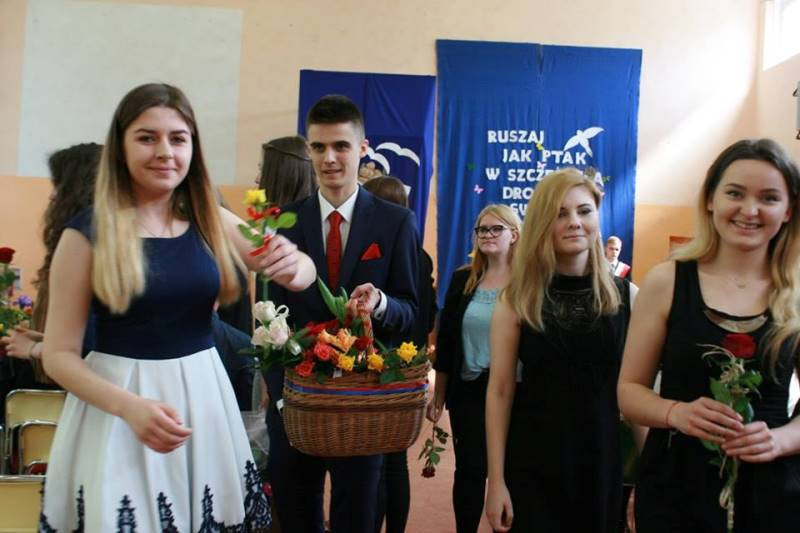 Ruszaj jak ptak w szczęśliwą drogę swego życia - pożegnanie maturzyści