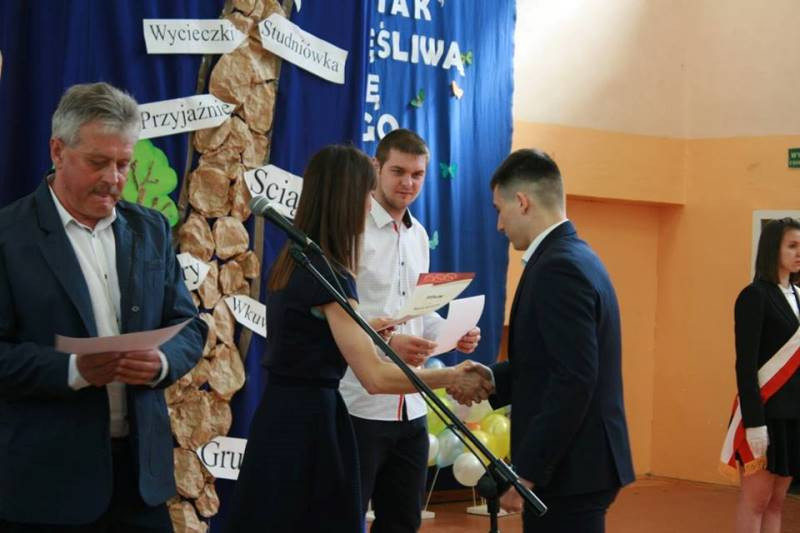 Ruszaj jak ptak w szczęśliwą drogę swego życia - pożegnanie maturzyści