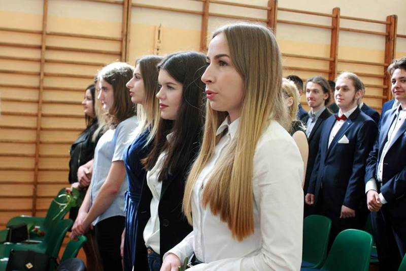 Ruszaj jak ptak w szczęśliwą drogę swego życia - pożegnanie maturzyści