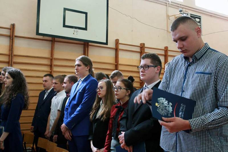 Ruszaj jak ptak w szczęśliwą drogę swego życia - pożegnanie maturzyści