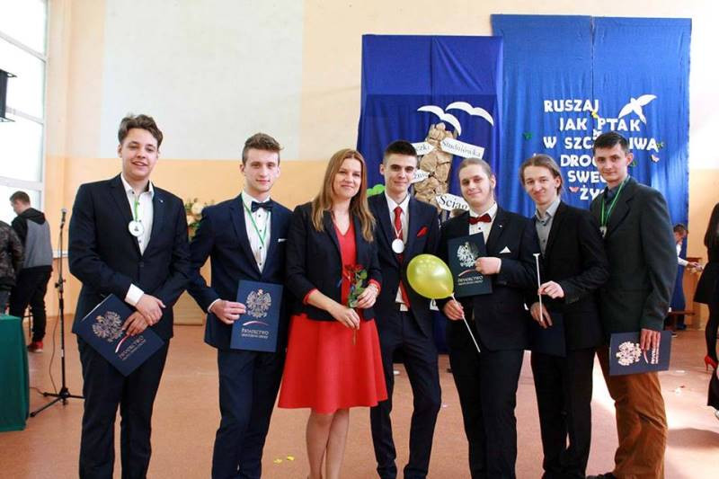 Ruszaj jak ptak w szczęśliwą drogę swego życia - pożegnanie maturzyści