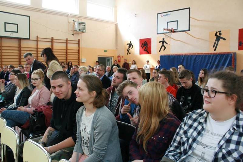 Ruszaj jak ptak w szczęśliwą drogę swego życia - pożegnanie maturzyści