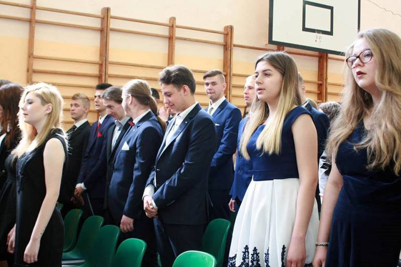 Ruszaj jak ptak w szczęśliwą drogę swego życia - pożegnanie maturzyści