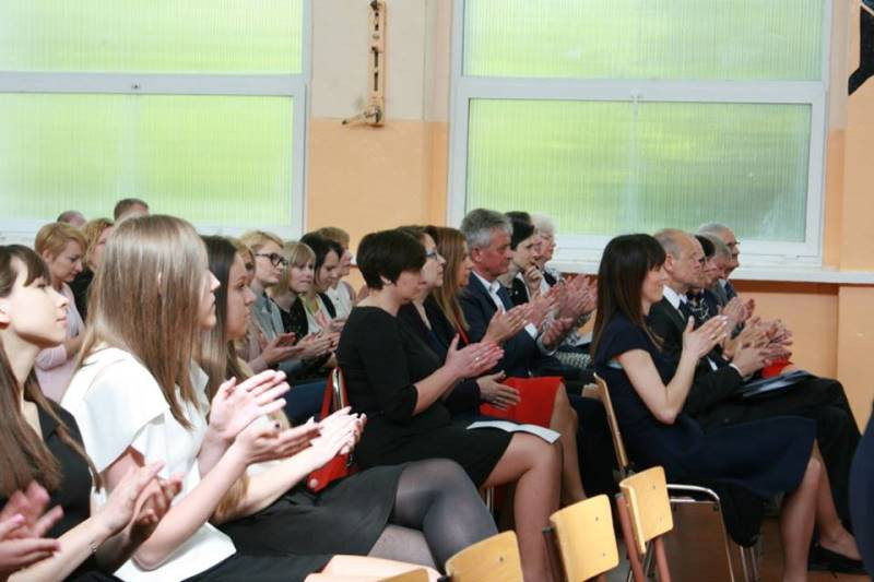 Ruszaj jak ptak w szczęśliwą drogę swego życia - pożegnanie maturzyści