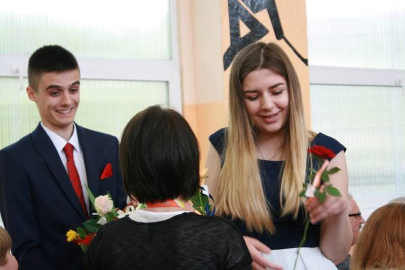Ruszaj jak ptak w szczęśliwą drogę swego życia - pożegnanie maturzyści