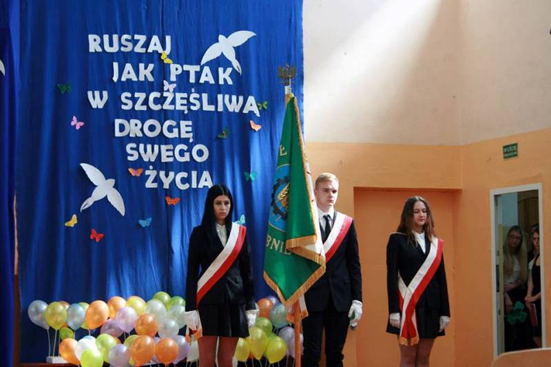 Ruszaj jak ptak w szczęśliwą drogę swego życia - pożegnanie maturzyści