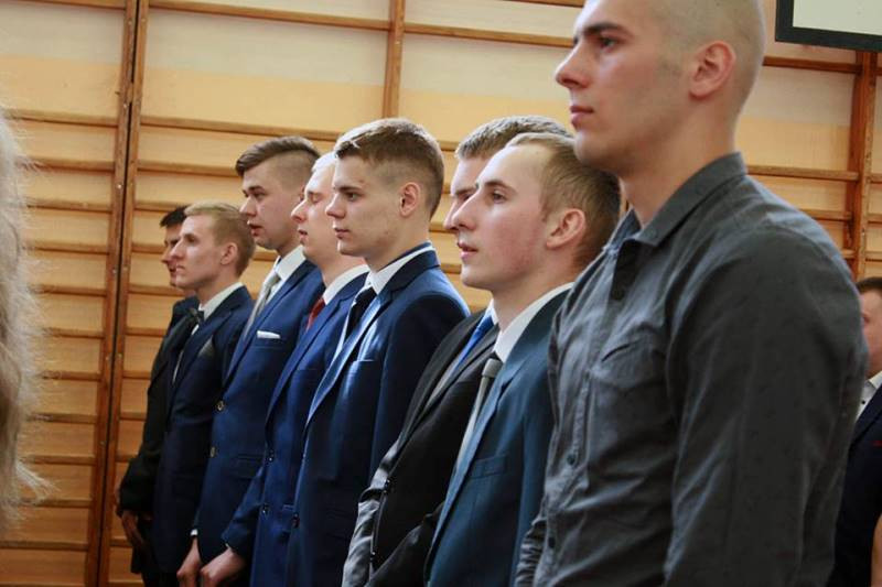 Ruszaj jak ptak w szczęśliwą drogę swego życia - pożegnanie maturzyści