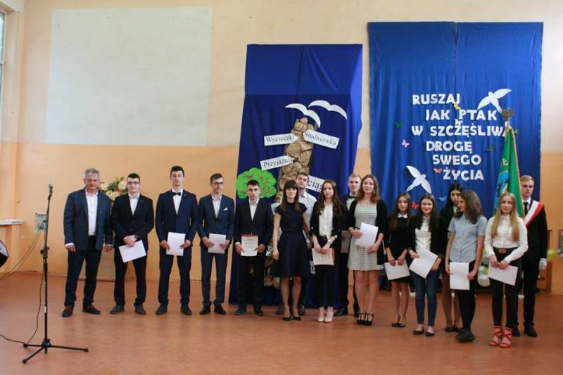 Ruszaj jak ptak w szczęśliwą drogę swego życia - pożegnanie maturzyści