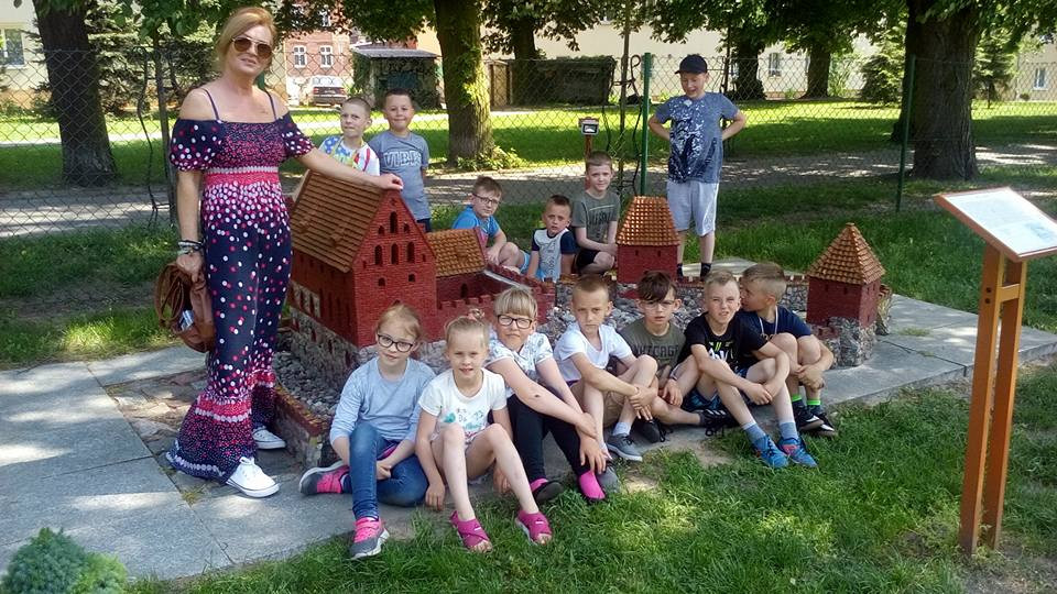 Sympatyczna lekcja plenerowa w Parku Miniatur Zamków Krzyżackich