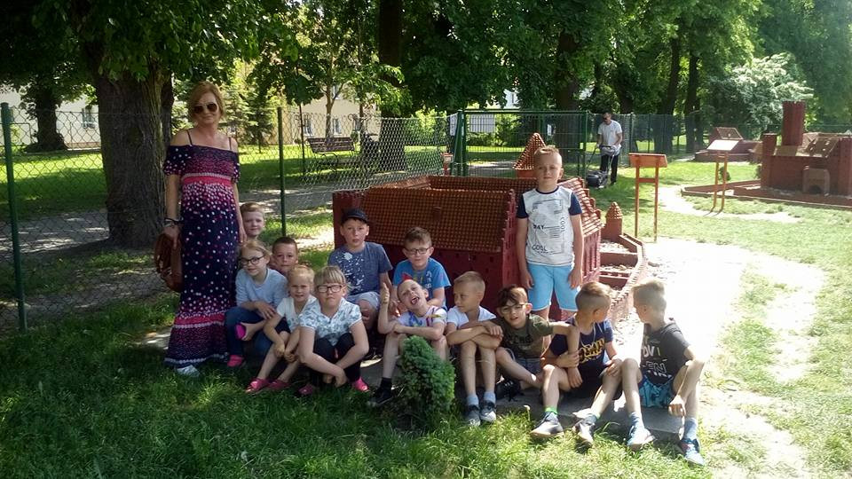 Sympatyczna lekcja plenerowa w Parku Miniatur Zamków Krzyżackich