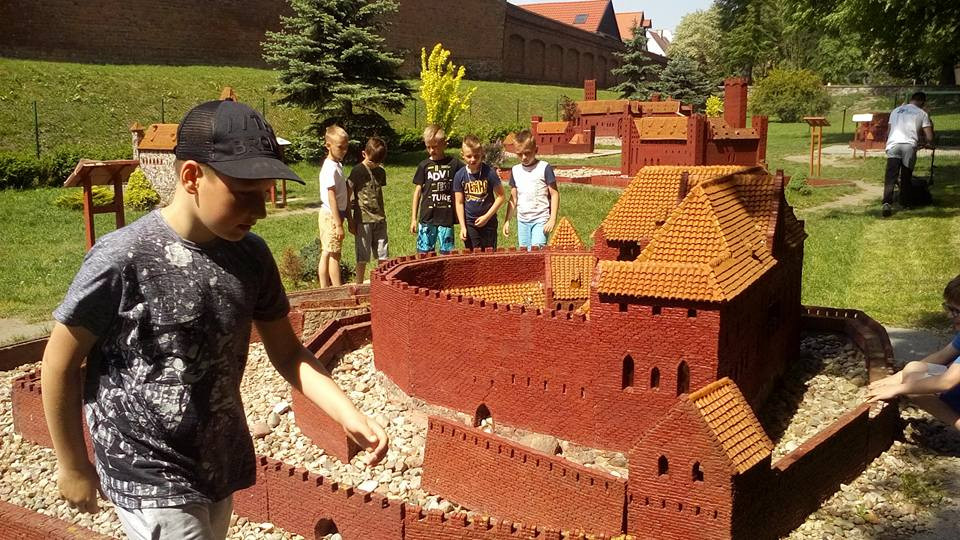 Sympatyczna lekcja plenerowa w Parku Miniatur Zamków Krzyżackich