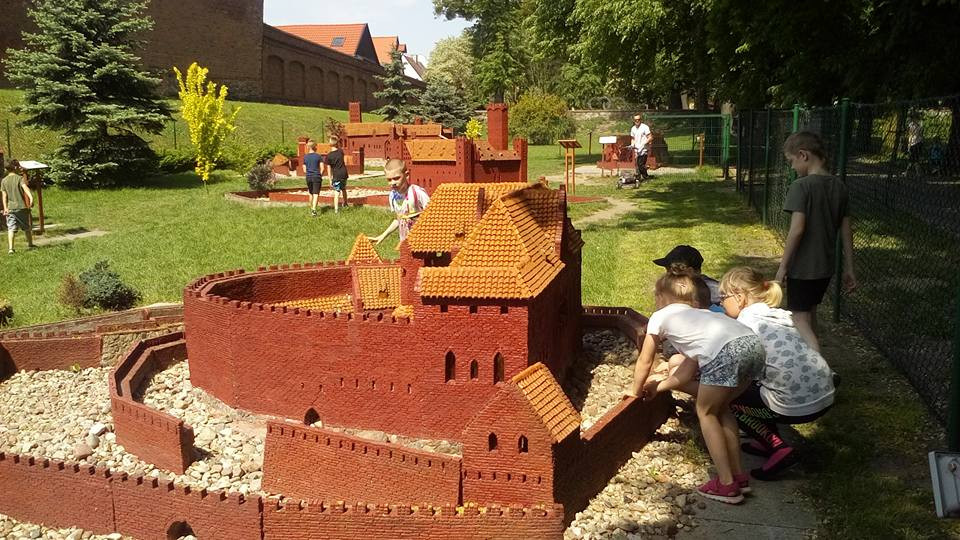 Sympatyczna lekcja plenerowa w Parku Miniatur Zamków Krzyżackich