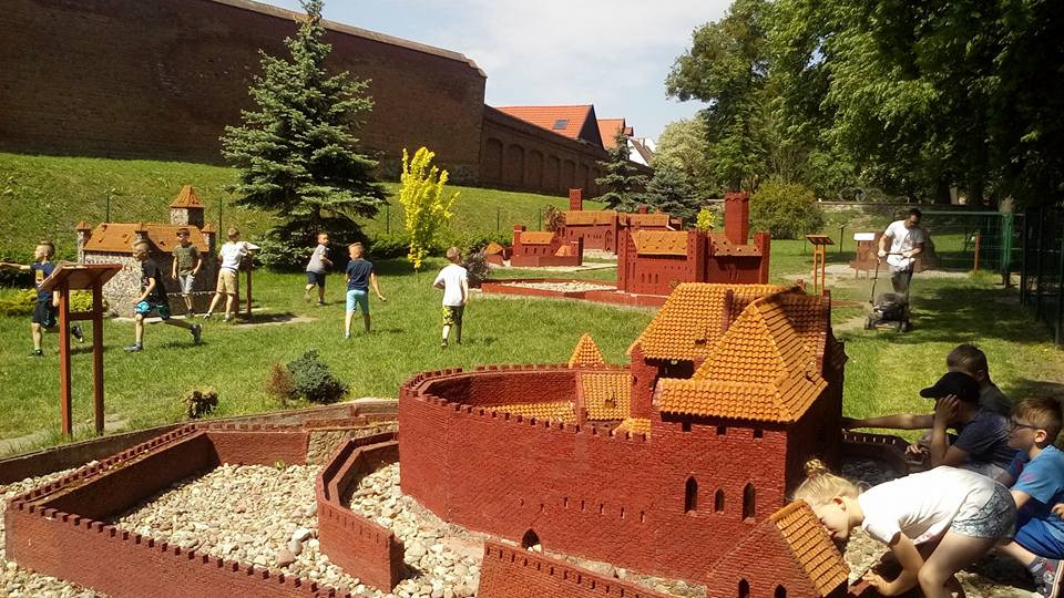 Sympatyczna lekcja plenerowa w Parku Miniatur Zamków Krzyżackich
