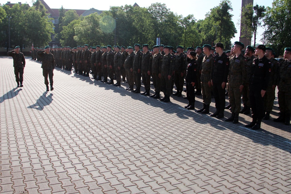 Uroczystość wręczenia broni elewom służby przygotowawczej