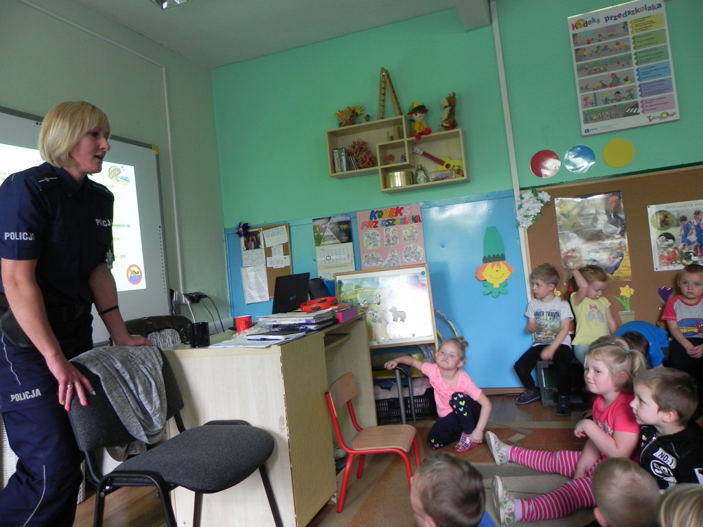 Wycieczka do Wioski Indiańskiej oraz wizyta pani policjant - wydarzenia w Tęczowym Zakątku