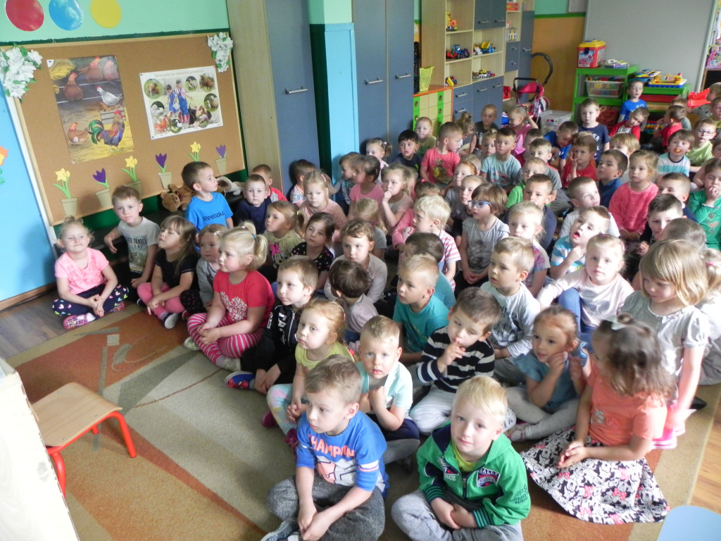 Wycieczka do Wioski Indiańskiej oraz wizyta pani policjant - wydarzenia w Tęczowym Zakątku