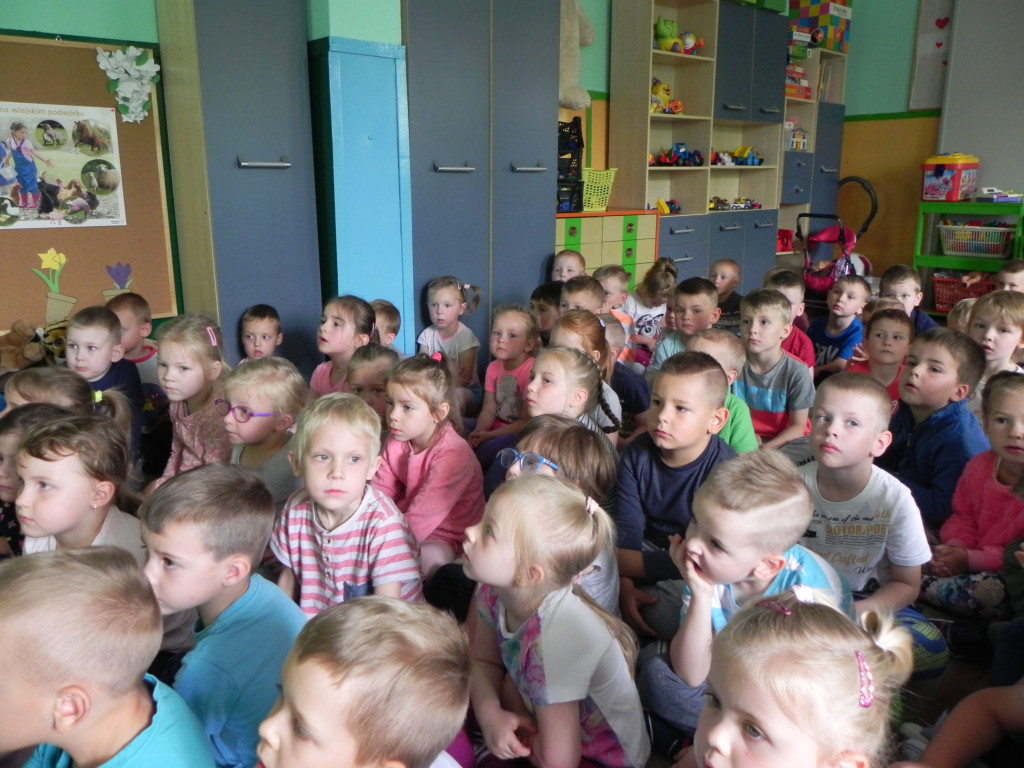 Wycieczka do Wioski Indiańskiej oraz wizyta pani policjant - wydarzenia w Tęczowym Zakątku