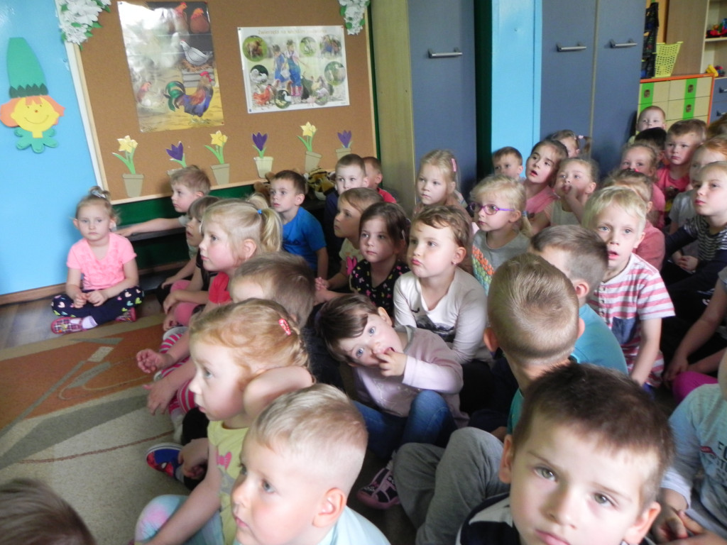 Wycieczka do Wioski Indiańskiej oraz wizyta pani policjant - wydarzenia w Tęczowym Zakątku