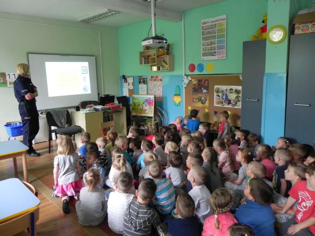 Wycieczka do Wioski Indiańskiej oraz wizyta pani policjant - wydarzenia w Tęczowym Zakątku