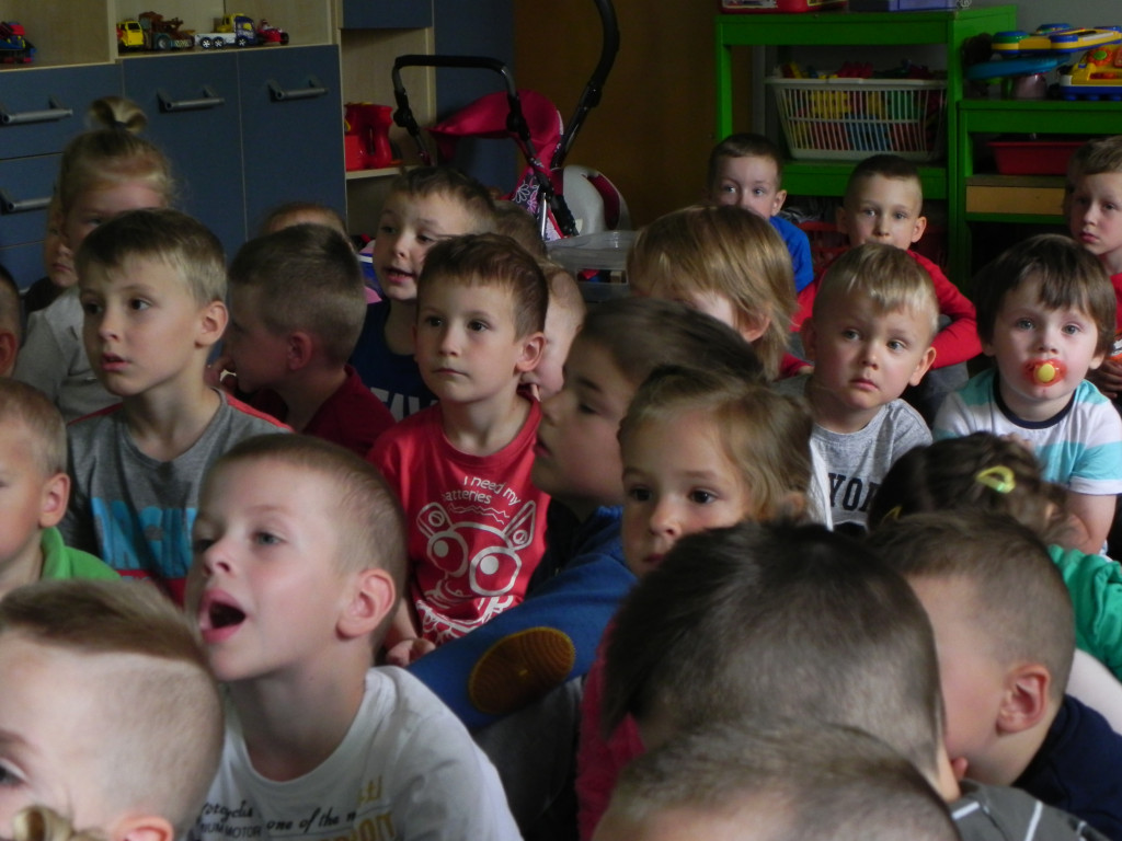 Wycieczka do Wioski Indiańskiej oraz wizyta pani policjant - wydarzenia w Tęczowym Zakątku