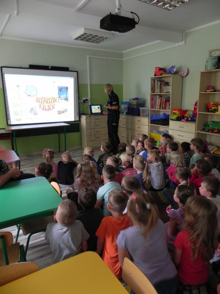 Wycieczka do Wioski Indiańskiej oraz wizyta pani policjant - wydarzenia w Tęczowym Zakątku