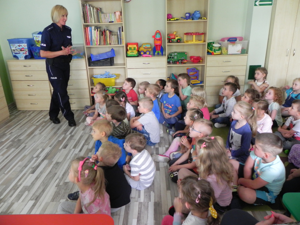 Wycieczka do Wioski Indiańskiej oraz wizyta pani policjant - wydarzenia w Tęczowym Zakątku