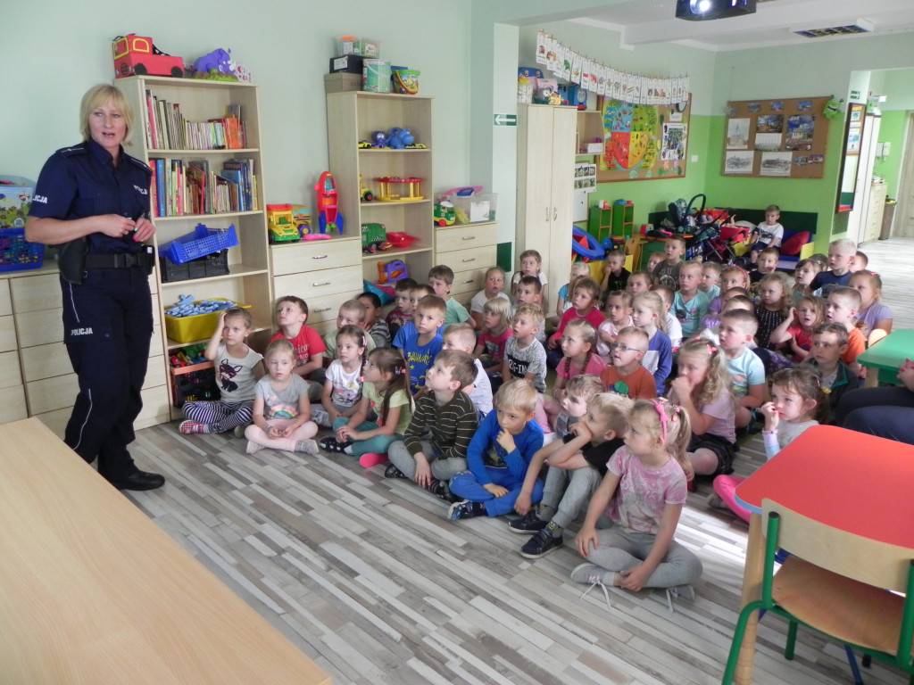 Wycieczka do Wioski Indiańskiej oraz wizyta pani policjant - wydarzenia w Tęczowym Zakątku