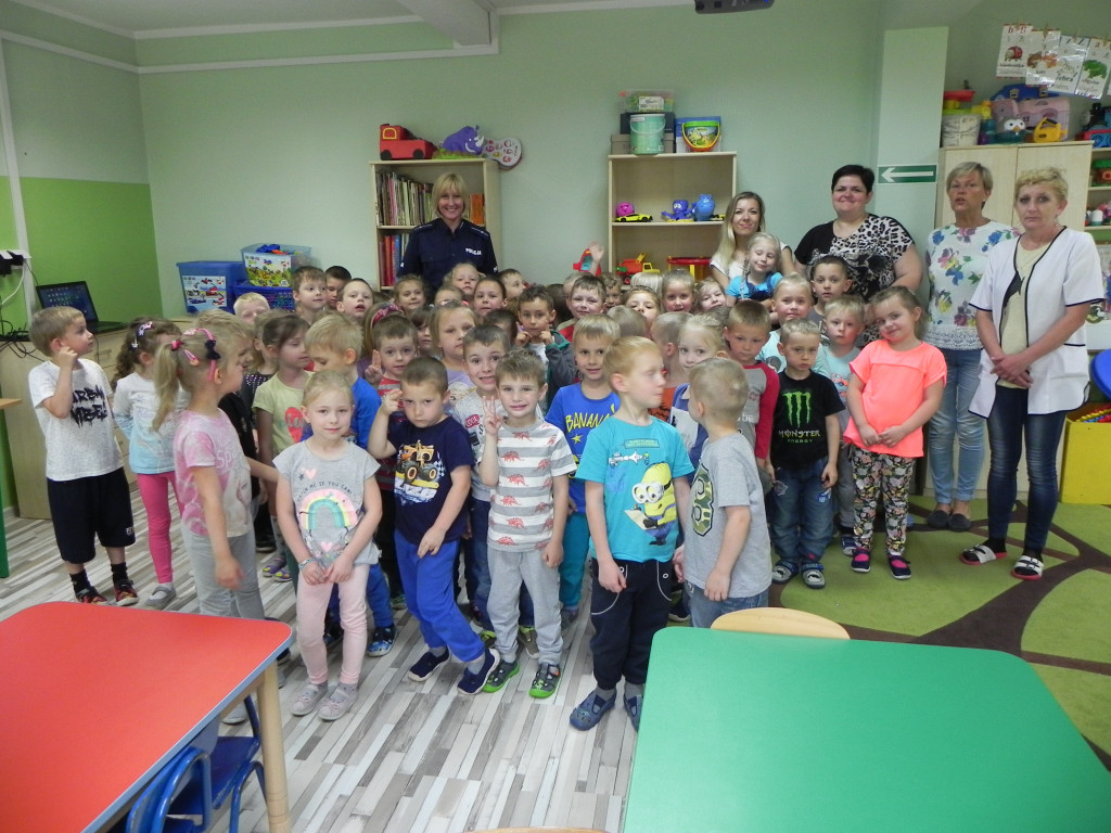 Wycieczka do Wioski Indiańskiej oraz wizyta pani policjant - wydarzenia w Tęczowym Zakątku