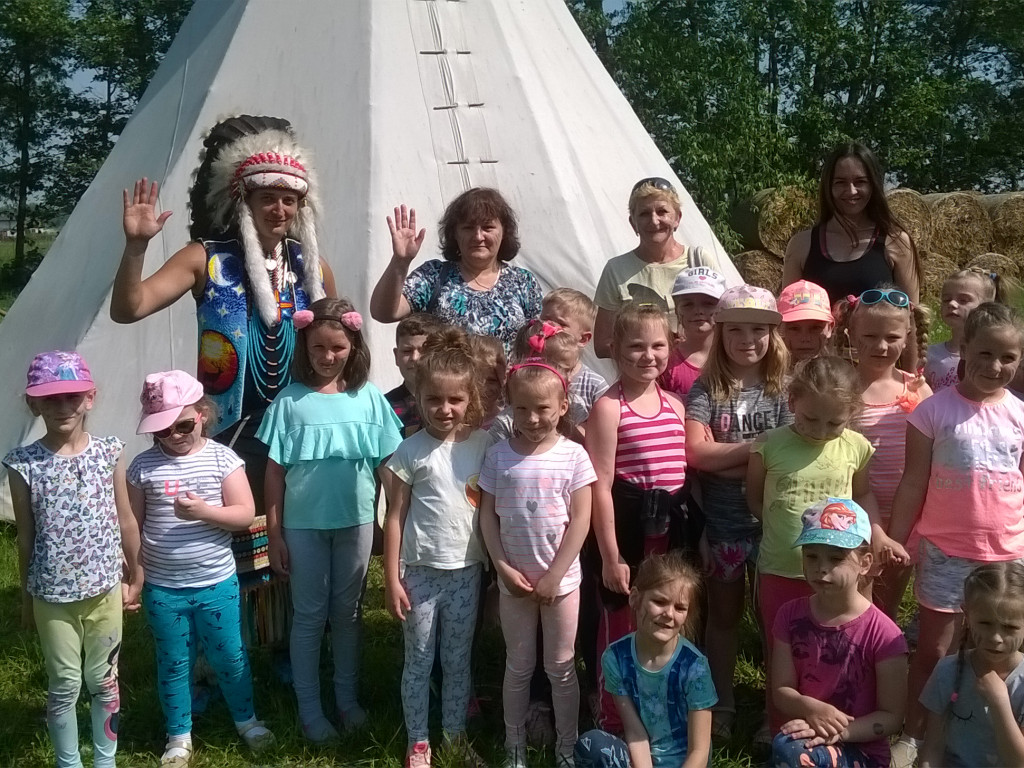 Wycieczka do Wioski Indiańskiej oraz wizyta pani policjant - wydarzenia w Tęczowym Zakątku