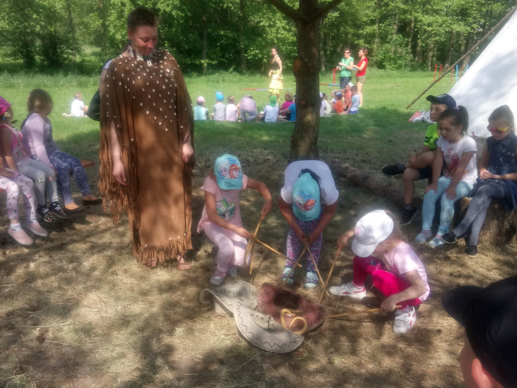 Wycieczka do Wioski Indiańskiej oraz wizyta pani policjant - wydarzenia w Tęczowym Zakątku