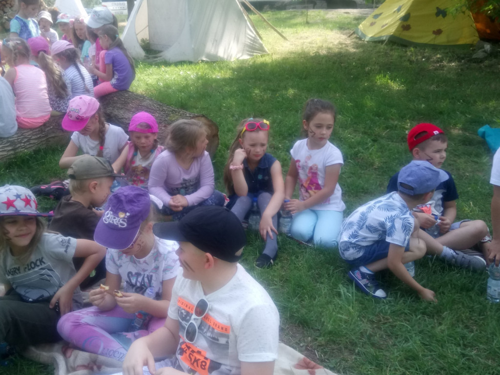 Wycieczka do Wioski Indiańskiej oraz wizyta pani policjant - wydarzenia w Tęczowym Zakątku