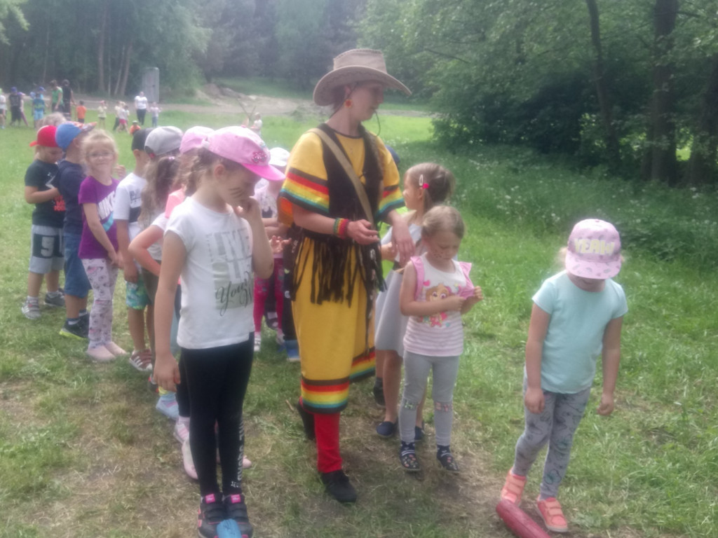 Wycieczka do Wioski Indiańskiej oraz wizyta pani policjant - wydarzenia w Tęczowym Zakątku