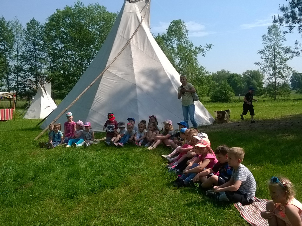 Wycieczka do Wioski Indiańskiej oraz wizyta pani policjant - wydarzenia w Tęczowym Zakątku