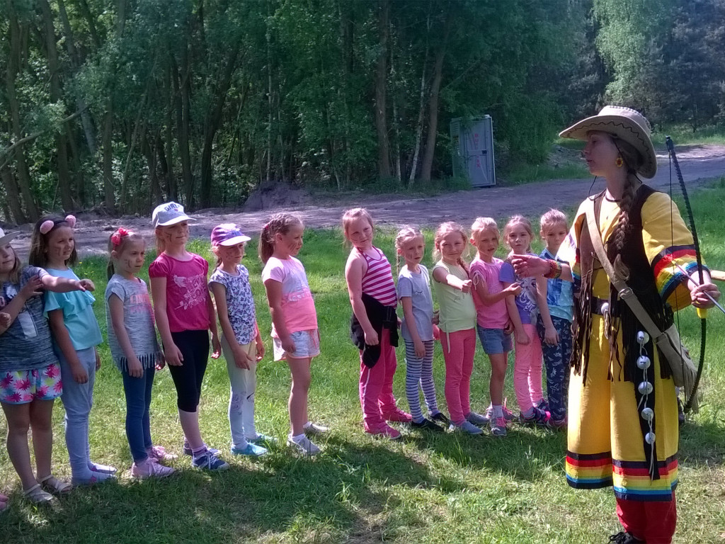 Wycieczka do Wioski Indiańskiej oraz wizyta pani policjant - wydarzenia w Tęczowym Zakątku