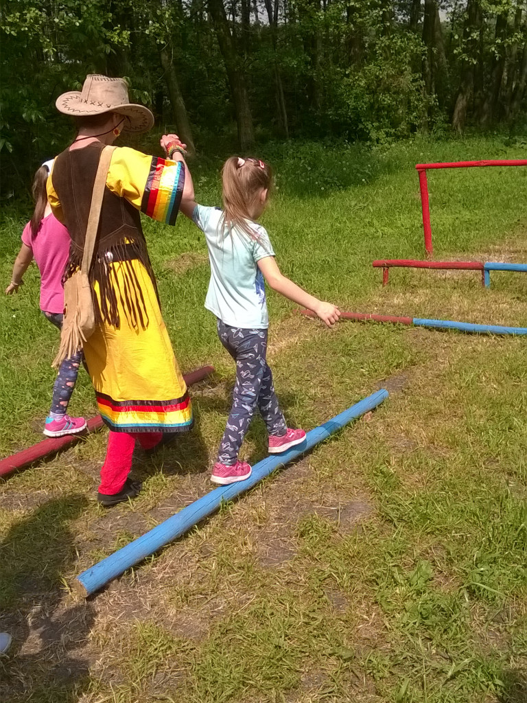 Wycieczka do Wioski Indiańskiej oraz wizyta pani policjant - wydarzenia w Tęczowym Zakątku